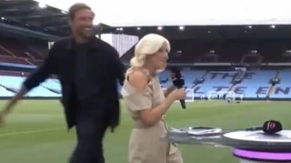 开云体育app官网-要赶飞机看绿洲乐队，克劳奇解说完维拉0-0纽卡迅速跑出镜头